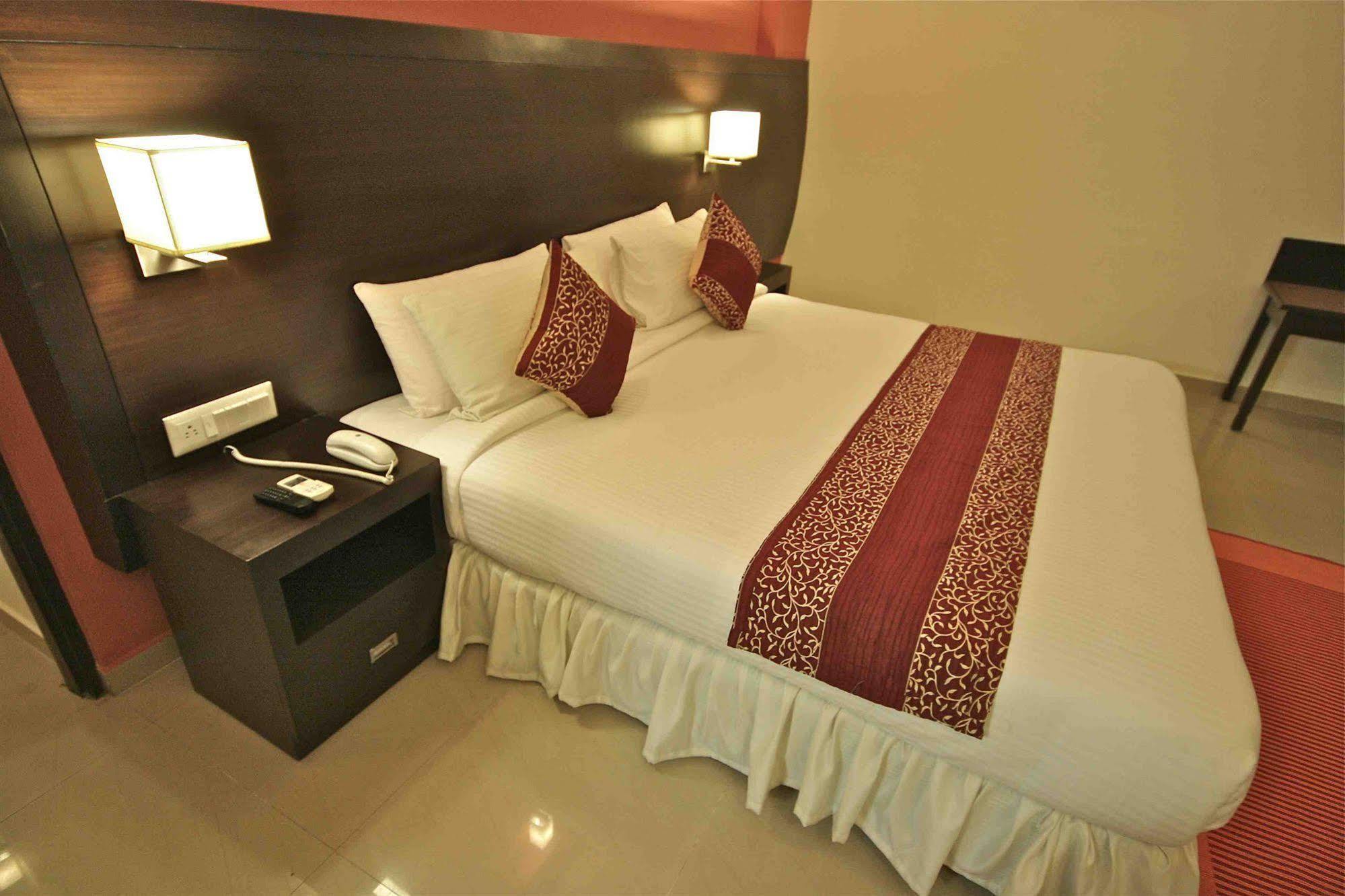 Treebo Trend Sterling Suites Inn Bangalore Buitenkant foto